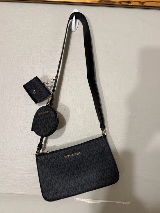 Michael Kors Handbags - Michael Kors Black Jet Set Crossbody